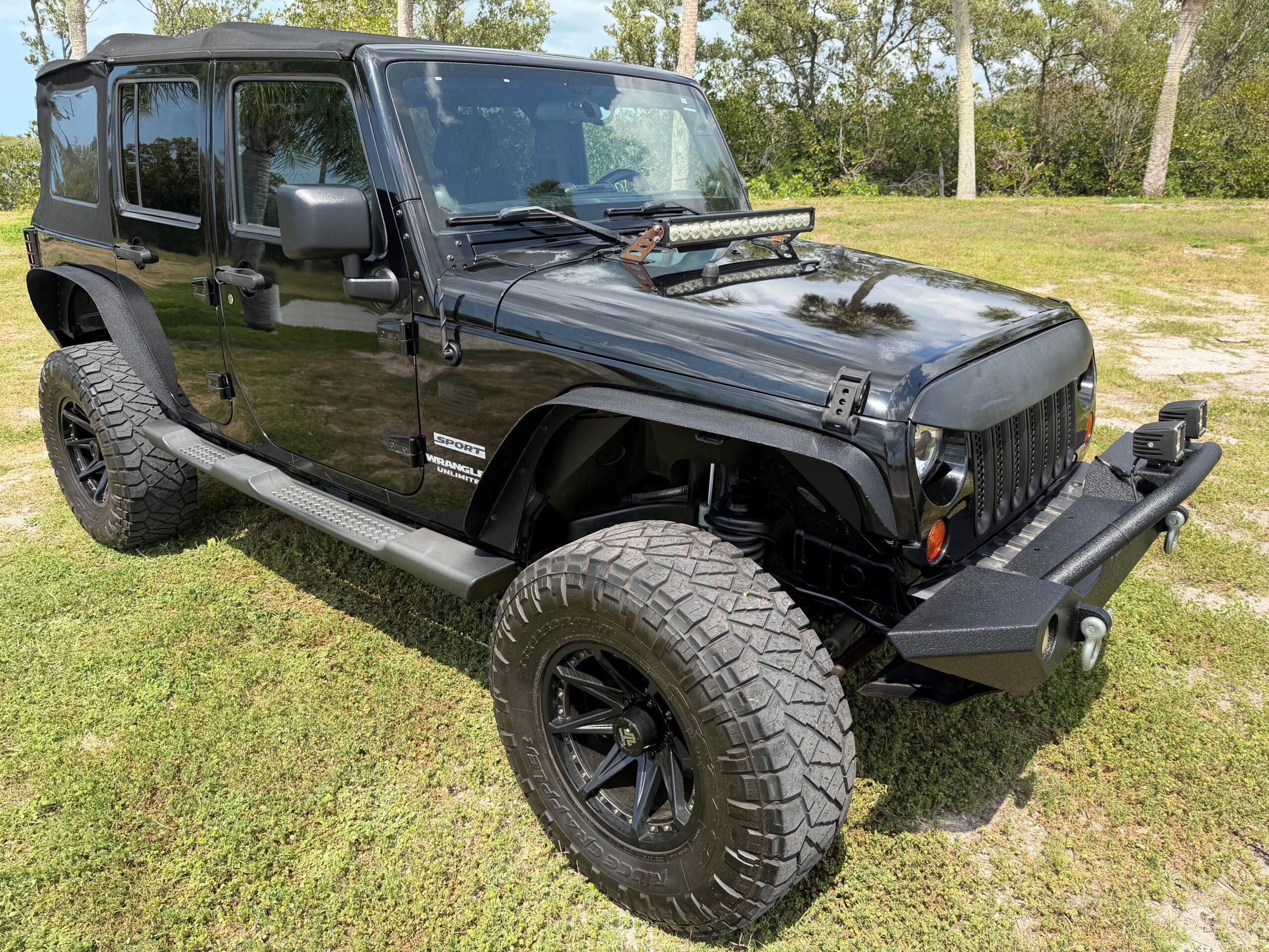2011 Jeep Wrangler Unlimited 4wd thumbnail 2